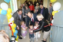 Красную ленту перерезали воспитанники садика под чутким руководством администрации