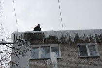 В Советском районе ежедневно ото льда очищают 85 крыш