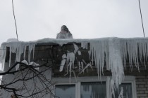 300 человек принимают участие в расчистке крыш