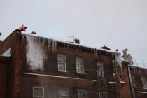 Расчистка крыши жилого дома