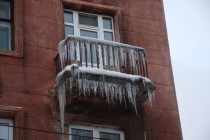 Сосульки образуются не только на крышах, но и на балконах