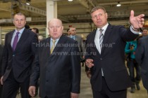 Валерий Шанцев (в центре) посетил ОАО НИПОМ. На фото: заместитель губернатора по социальной политике Дмитрий Сватковский (слева) и генеральный директор НИПОМ Игорь Леонтьев (справа)