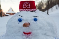 Снеговики были разные по размеру и оформлению