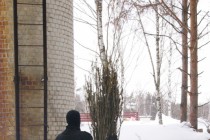 Подготовка к сожжению куста конопли