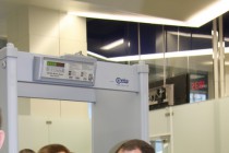 Михаил Бабич проходит досмотр на входе в ульяновский аэропорт