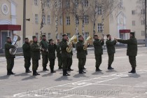 Военный оркестр демонстрирует основы эквилибристики будущим призывникам