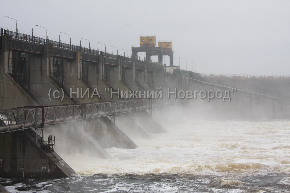 Нижегородская ГЭС начала холостой сброс воды с верхнего бьефа