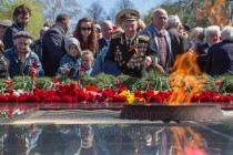 Возложение цветов к Вечному Огню
