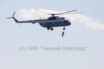 Высадка спасателей с борта вертолета Ми-8