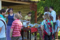 Ботва с вегетарианкой едой и шаурмячная Майский жук.