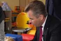 Павел Астахов в семейном детском саду на Бору