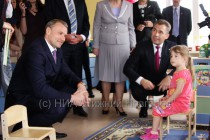 Дмитрий Сватковский и Павел Астахов осматривают семейный детский сад на Бору