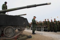 Правила писаны кровью, - объясняют представители командования. Для этого новобранцам на манекенах показывают последствия нарушения техники безопасности