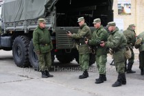 Старший машины проверяет оружие у личного состава. При посадке в машины автоматы должны быть разряжены