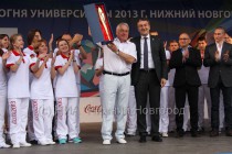 Министр спорта и молодежной политики Нижегородской области Виктор Харитонов получил в подарок факел Универсиады