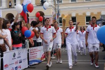 Двукратная Олимпийская чемпионка по художественной гимнастике, посол на Универсиаде от Нижегородской области Елена Посевина на завершающем этапе эстафеты