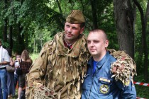 Сотрудник ГУ МЧС России по Нижегородской области фотографируется на память со снайпером