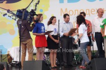 Михаил Бабич вручает гранты победителям конкурса