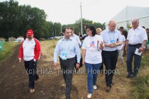 Михаил Бабич осматривает территорию молодежного форума