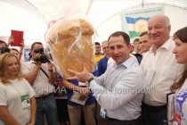 Представители Саратовской области подарили Михаилу Бабичу гигантский каравай