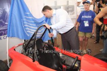 Полпред осматривает гоночный болид