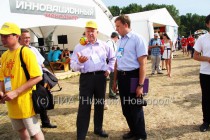 Губернатор Валерий Шанцев играет с подаренным ему деревянным колобком