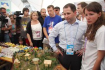 Михаил Бабич осматривает поляну сказок