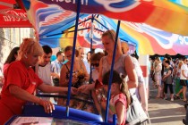 В очереди за мороженным - перед концертом рок-группы