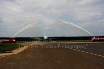 Добролет встречают по международной традиции водяным салютом две пожарные машины, с двух сторон создавая над ним своеобразную арку из воды