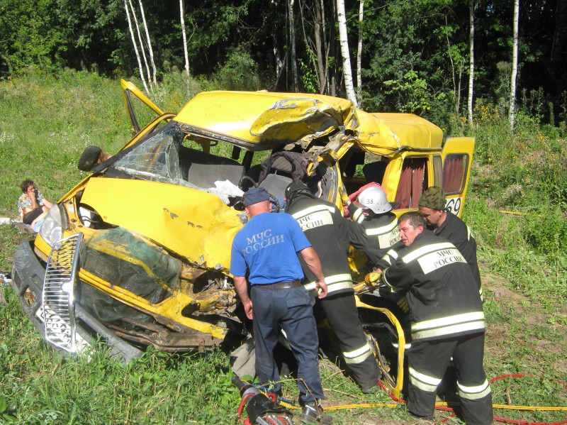 По меньшей мере пять человек погибли в результате столкновения грузовика с пассажирской ГАЗелью в Лысковском районе Нижегородской области