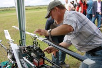 Подготовка к вылету радиоуправляемого вертолета