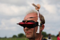 Пилот управляет самолетом, получая картинку с его борта