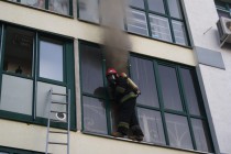 Спасатели МЧС рискую своей жизнью спасают чужие