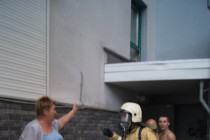 Жители дома рассказывают спасателям о квартирах, в которых остались люди