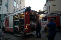 Спасатели разворачивают рукава для спасения дома