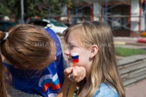 В этот день рисовали флаг России на руках и лицах всем желающим