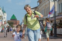 На ул. Большая Покровская прохожим раздавались ленточки с триколором – символ флага России