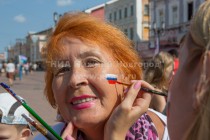 В этот день рисовали флаг России на руках и лицах всем желающим