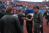Полиция задерживает болельщиков, выбежавших из фанатского сектора