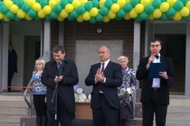 Олег Сорокин и Олег Кондрашов произносят торжественную речь и вручают ключи от квартир