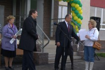 Олег Сорокин и Олег Кондрашов произносят торжественную речь и вручают ключи от квартир