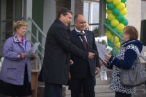 Олег Сорокин и Олег Кондрашов произносят торжественную речь и вручают ключи от квартир