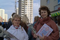 Жильцы дома с цветами от администрации Нижнего Новгорода