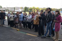 Новые жильцы дома слушают поздравительные речи