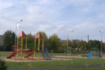 Детская площадка рядом с новыми домами