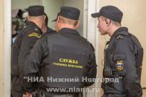 Перед началом судебного заседания всех тщательно досматривали сотрудники ФССП России