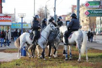 Конная полиция контролирует обстановку перед матчем