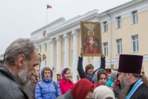 Крестный ход от собора Михаила Архангела по Ивановскому съезду к площади Народного Единства в Нижнем Новгороде