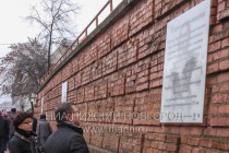 На стене у Рождественской церкви установлены четыре информационных доски с исторической информацией для туристов