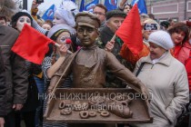 Напротив дома №26 по ул. Рождественской установлена скульптура мальчика с хлебным лотком
